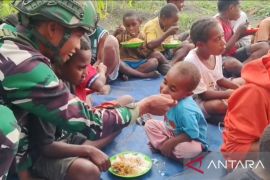 Satgas Yonif 521/DY dorong program MBG bagi warga di Yahukimo