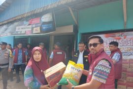Polda Kepri bagikan 100 paket bansos di Kampung Madani