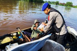 Satpolairud Banjarmasin bagikan sembako dan edukasi warga pesisir sungai