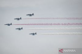 Upacara HUT TNI selesai, pesawat tempur TNI AU atraksi di langit Monas