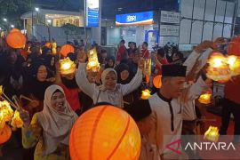 79 kelompok semarakkan Pawai Lampion di Singkawang