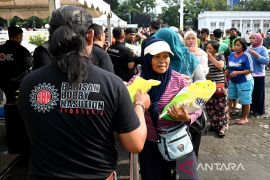 Relawan Bobby Nasution lepas lima ton beras dengan harga murah