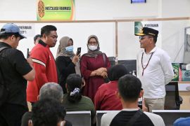 Pastikan layanan berjalan baik, Gubernur tinjau RSUD Hanau