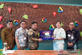 HST Regent receives award for Google reference school, first in South Kalimantan