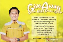 Wakil Ketua DPRD Subabaya tebar hadiah  HUT ke-61 Golkar