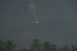 PGA: Gunung Ibu  lontarkan abu vulkanik hingga 600 meter