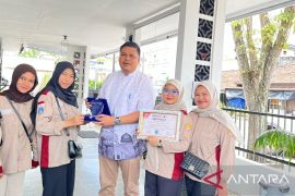 Kepala Desa Perlang terima penghargaan riset dari mahasiswa UBB