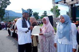 Di momen peringatan HUT Pasaman ke-80, Kantor Pertanahan Pasaman serahkan sertipikat PTSL Tahun 2025