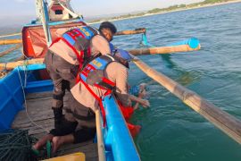 Tim SAR berhasil evakuasi dua wisatawan yang terseret ombak di Pantai Karangpapak Garut