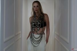 Charlize Theron tampil dengan untaian permata di Paris Fashion Week