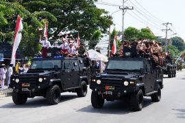 Warga Jayapura antusias saksikan peringatan defile HUT TNI