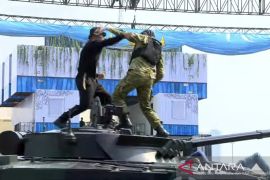 Prajurit TNI AD simulasi tarung di atas Tank BMP-3M saat HUT TNI