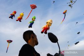 Saat karakter Mario Bros terbang menghiasi langit Yogyakarta