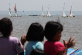 Lomba balap perahu layar tradisional di Surabaya