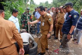 Bupati Muaro Jambi tutup TPS ilegal di jalan lintas Pematang Gajah