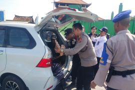 Nelayan selamatkan penumpang kapal yang jatuh di Selat Bali