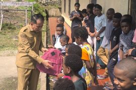 PJ Gubernur Papua beri bantuan anak korban kebakaran Holtekamp