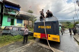 Polisi bantu padamkan kebakaran hanguskan 22 rumah di Kodam Lama Jayapura