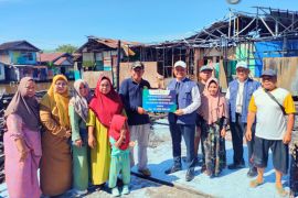 Bank Kalsel bantu 10 kepala keluarga terdampak kebakaran di Banjarmasin