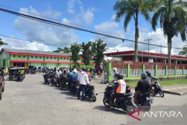 Anggota Polres Mimika kawal pengisian BBM di SPBU