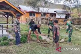 Satgas Yonif 511/DY-Warga Malagaineri kolaborasi jaga lingkungan bersih