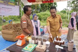 Kelompok usaha adat penghasil madu dapat dukungan modal