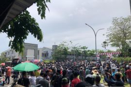 Massa aksi mulai padati depan gerbang PT Timah