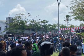 Aksi di PT Timah ricuh, polisi tembakkan water cannon dan gas air mata