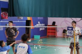 Melatih bulutangkis sampai ke China