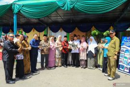 Bupati Welly Suhery apresiasi 'hand made' karya Rutan Lubuk Sikaping di bazar HUT Ke 80 Pasaman