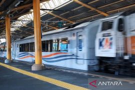 Diduga lompat dari peron, seorang wanita tewas di Stasiun Gondangdia