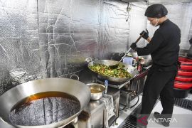 Dari Qatar ke Cinere, Brian pilih jadi juru masak MBG demi senyum anak-anak