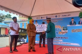 Pemkot Kendari dan Baznas salurkan bantuan pangan untuk 100 warga miskin