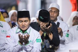 Doa bersama untuk korban runtuhnya bangunan mushala pondok pesantren