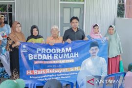 Anggota Komisi  I DPRD Kalsel serahkan bantuan bedah rumah