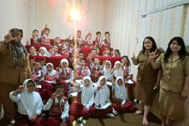 Disarpustaka Kapuas kenalkan fungsi perpustakaan kepada siswa SDN 5 Selat