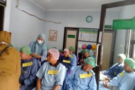 Dinkes bakti sosial operasi katarak peringati HKN ke-61