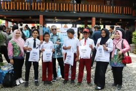 DKP Kalsel bagikan 200 paket makanan ikan olahan bagi anak di Loksado