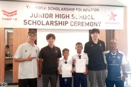 Dua bibit muda SSB Timah United Depok menerima beasiswa 3 tahun dari PT Yanmar Diesel Indonesia