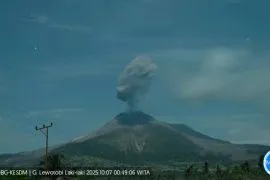 Gunung Lewotobi NTT erupsi lontarkan abu setinggi 2000 meter pada Selasa dinihari