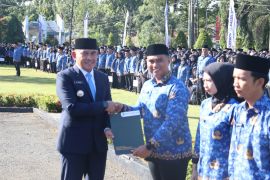 Bupati Rahmat Trianto serahkan 2.655 SK P3K paruh waktu