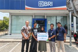 BPJS Ketenagakerjaan serahkan santunan kematian kepada nasabah KUR BRI