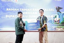 Bank Kalsel salurkan 24 gerobak dukung UMKM di HST