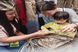 Kubar pamerkan kerajinan tangan demi perluasan pasar