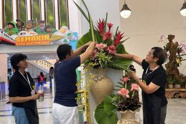 KAI Daop 6 Yogyakarta bersama IPBImenggelar pameran rangkaian bunga di Stasiun Tugu Yogyakarta