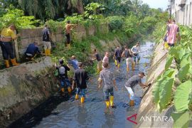 Kejari Belawan terapkan RJ, 21 mantan tersangka jalani sanksi sosial bersihkan saluran air