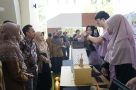 KKN LeX UMSurabaya dan Singapore Polytechnic pamerkan prototipe inovatif