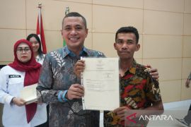 Andar Amin Harahap serahkan 1.900 sertifikat tanah PTSL di Paluta