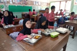 Sebanyak 368 siswa SDN 5 Mataram terima MBG