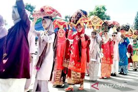 Parade budaya Makan Bajamba meriahkan HUT ke 80 Kabupaten Pasaman